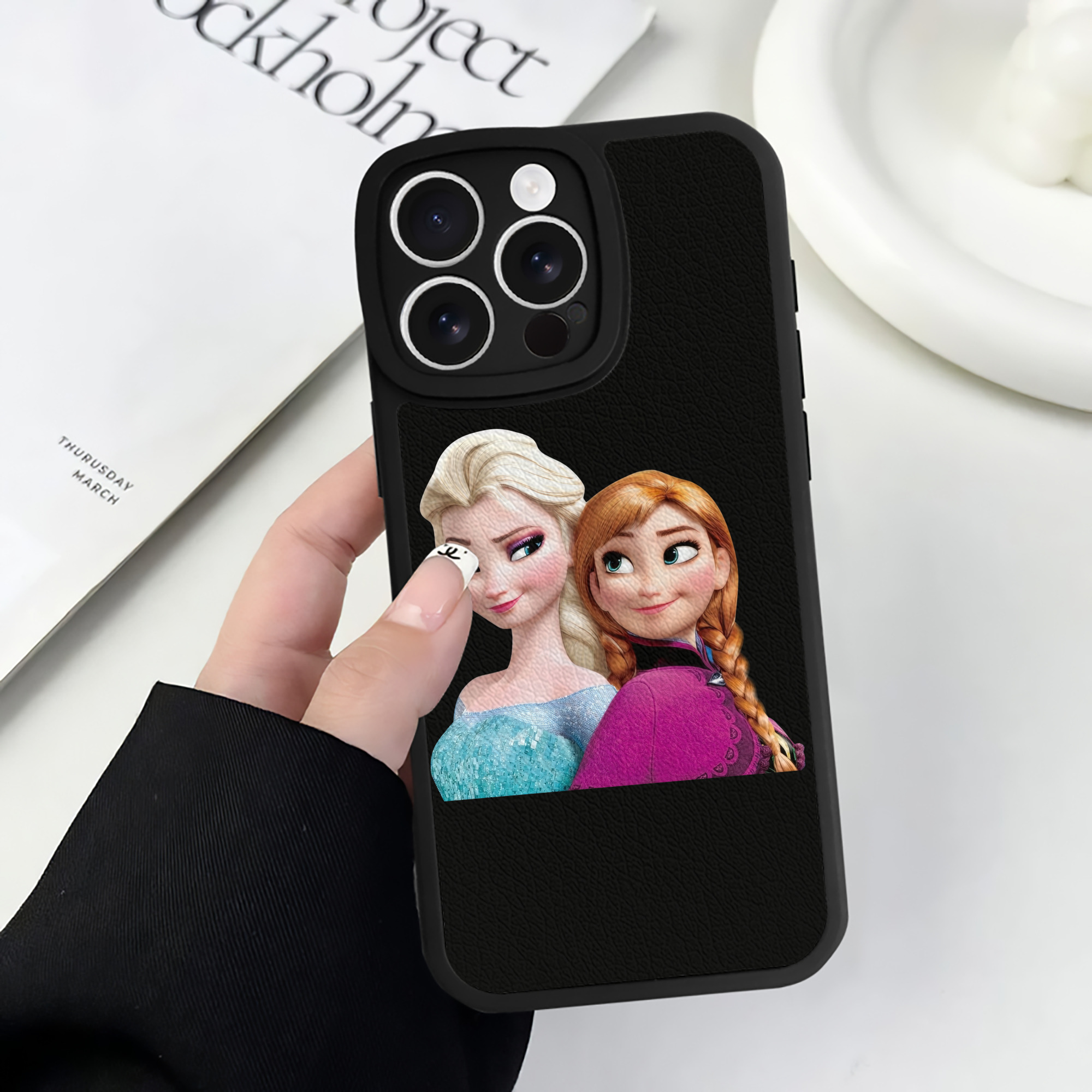 （画像用） アナと雪の女王 アンナ エルサ Frozen Anna Elsa 【iPhone 16シリーズ対応】シリコンスマホケース（レザー調） 材質：シリコン